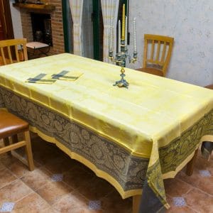 Alt="Nappe en lin jaune avec finition à jours jaune et noire"