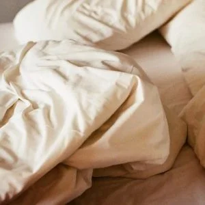 Alt=”satin bedding-luxury linen”.