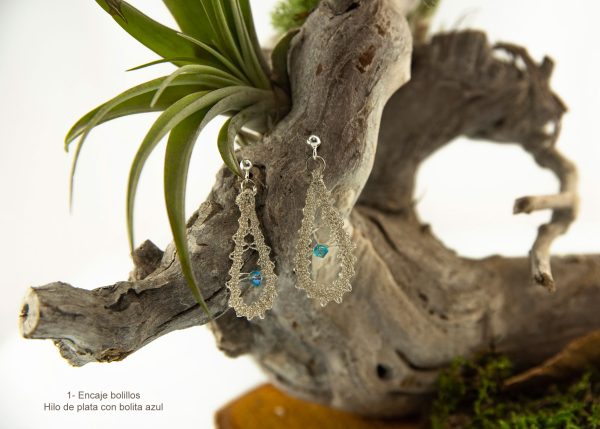 Alt=”boucle d'oreille femme”.