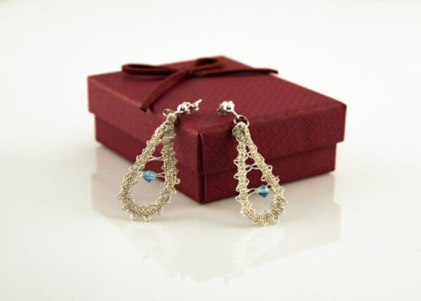 Alt=”Boucles d'oreilles au fuseau en dentelle pour les mariées”.