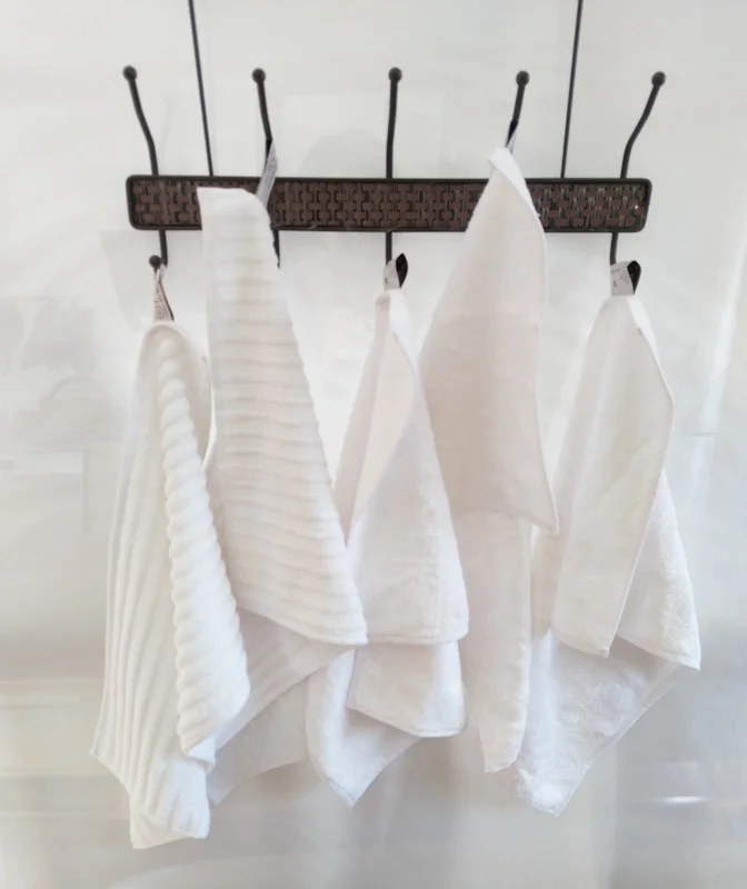 Alt=”hotel toilet towel”.