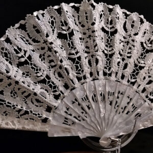 Alt=”Bridal bobbin lace fans”.