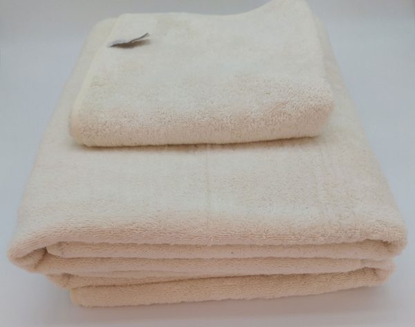 Alt=”Luxury bath towels”.
