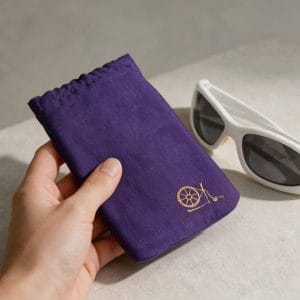 =Alt"Funda de gafas de sol acolchada de algodon de color berengena"