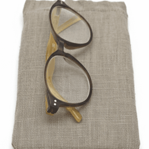 Alt=”Fundas de gafas color gris topo”.