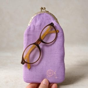 Alt="Funda para gafas de sol de lino acolchada, de color lila